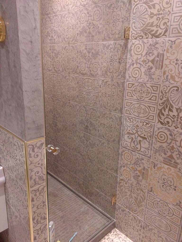 Porte de douche avec bouton finition doré