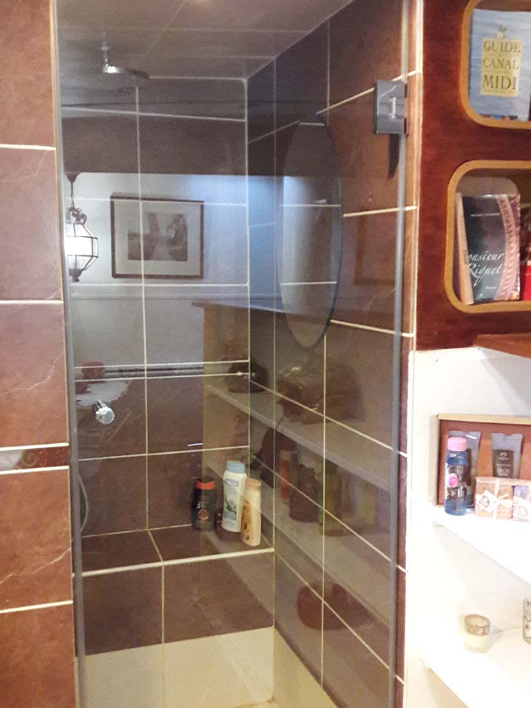 Porte de douche avec bouton de douches et charnières chromé